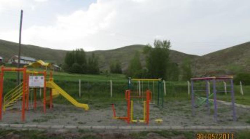 Pazaryolu Kaymakamlığı SODES'le k&ouml;yl&uuml; &ccedil;ocukların y&uuml;z&uuml;n&uuml; g&uuml;ld&uuml;rd&uuml;