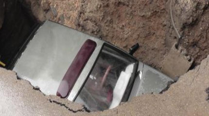 Yol &ccedil;&ouml;kt&uuml;, iki otomobil i&ccedil;ine d&uuml;şt&uuml;