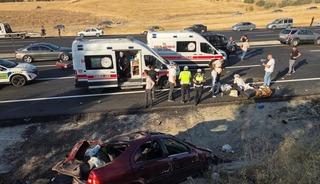 Direksiyon hakimiyetini kaybetti, karşı şeritteki iki otomobile &ccedil;arptı: 1 &ouml;l&uuml;, 7 yaralı