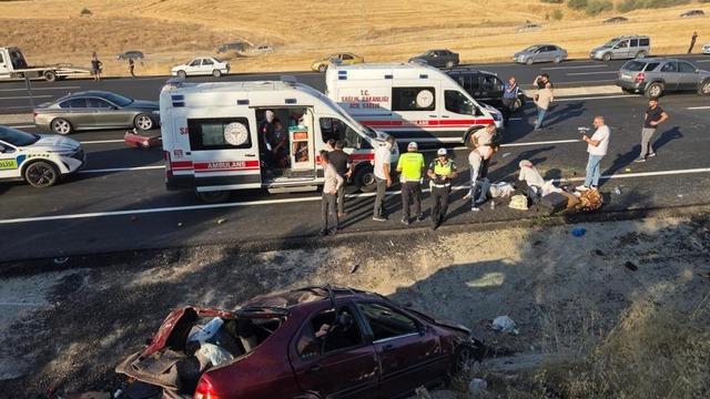 Direksiyon hakimiyetini kaybetti, karşı şeritteki iki otomobile çarptı: 1 ölü, 7 yaralı