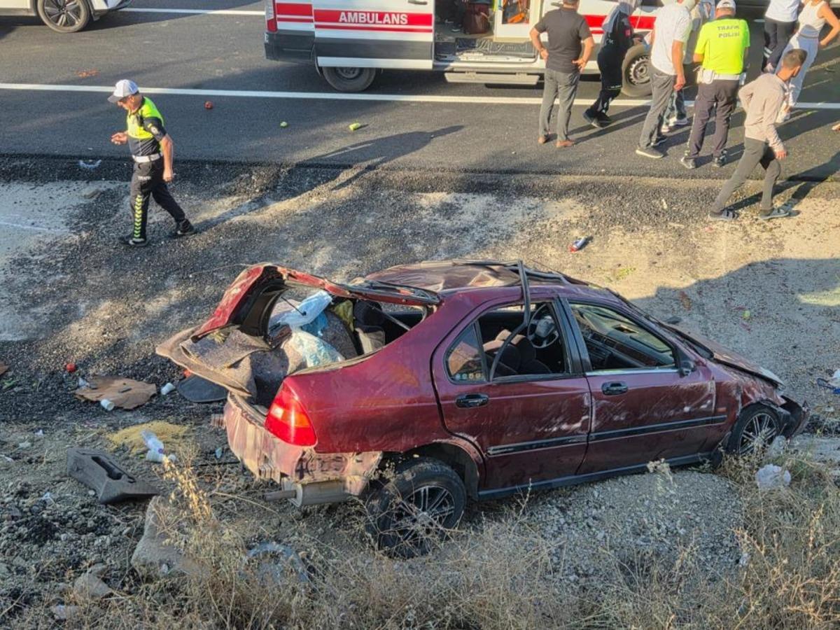 Direksiyon hakimiyetini kaybetti, karşı şeritteki iki otomobile &ccedil;arptı: 1 &ouml;l&uuml;, 7 yaralı 2