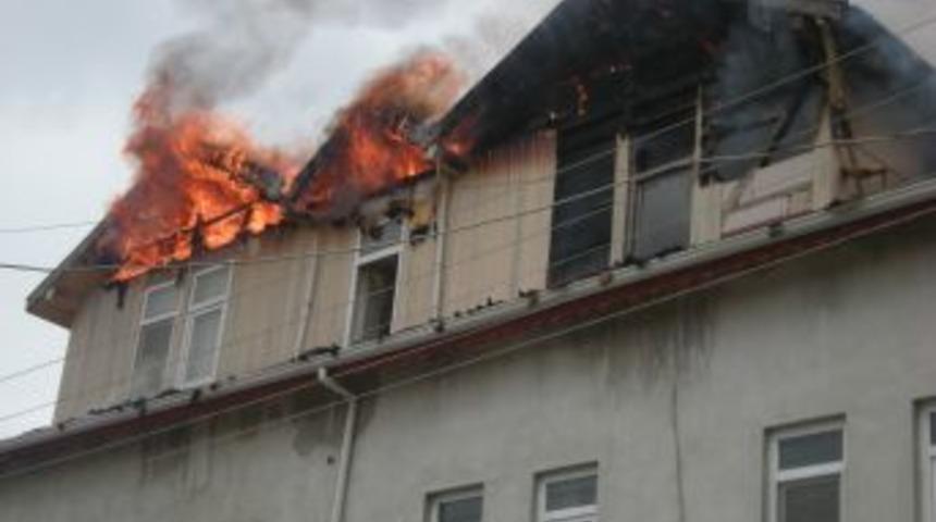 İki katlı binanın &ccedil;atı katındaki yangın korkuttu