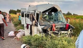 Şanlıurfa'da iş&ccedil;ileri taşıyan servis tahliye kanalına devrildi: 15 yaralı