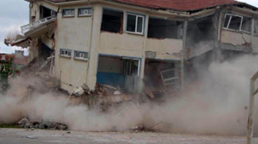 Simav'da 5 katlı bina b&ouml;yle yıkıldı