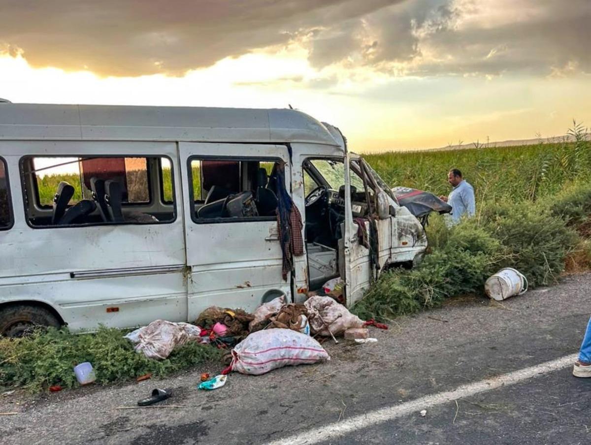 Şanlıurfa da iş&ccedil;ileri taşıyan servis tahliye kanalına devrildi: 15 yaralı 1