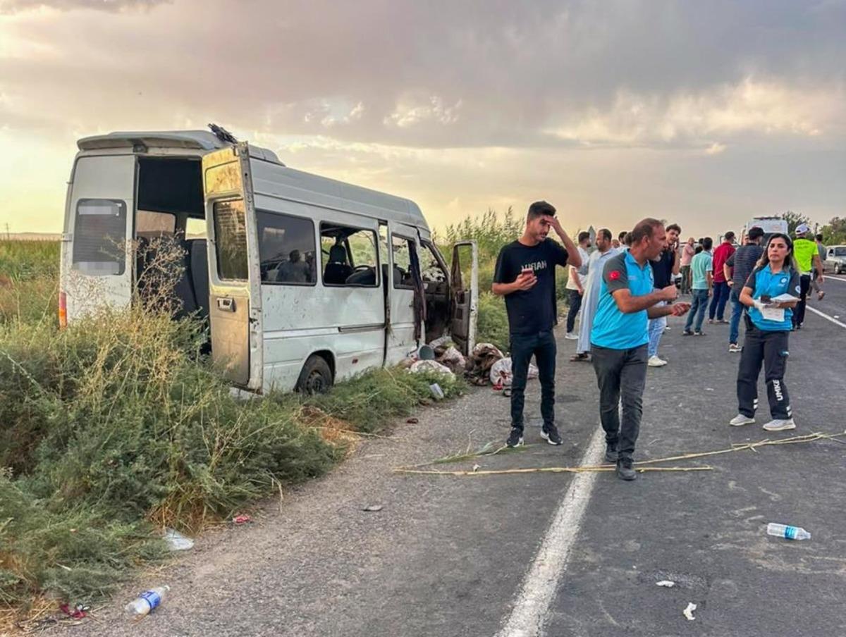 Şanlıurfa da iş&ccedil;ileri taşıyan servis tahliye kanalına devrildi: 15 yaralı 2