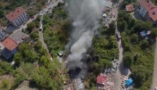 Yakılan lastikler &ccedil;&ouml;pleri tutuşturdu, g&ouml;ky&uuml;z&uuml;n&uuml; duman kapladı