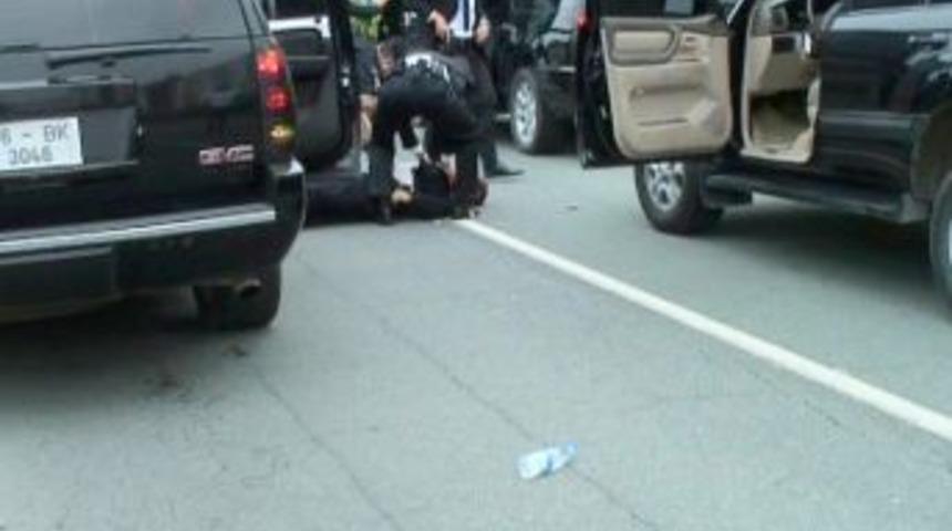 Başbakan'ın konvoyuna taşlı saldırı: Otob&uuml;sten d&uuml;şen polis memuru ağır yaralandı