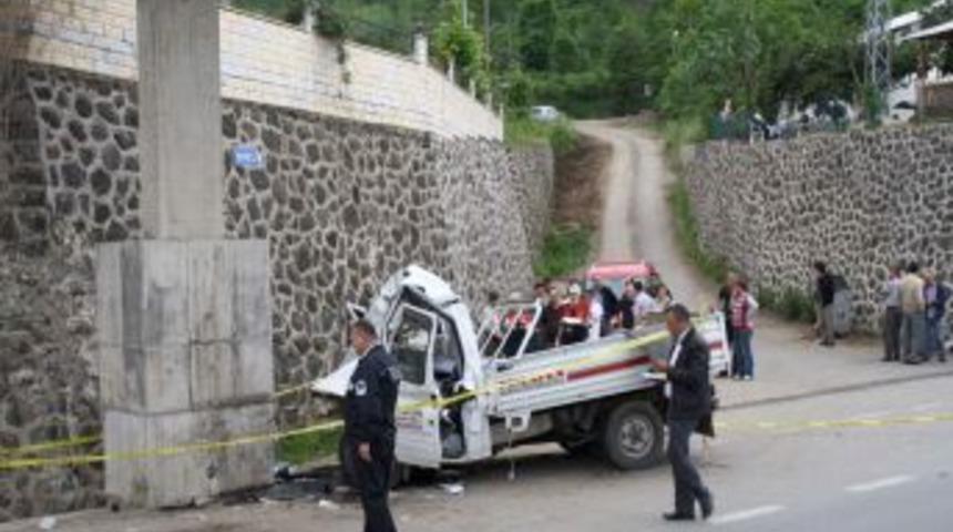 Beşikd&uuml;z&uuml;&rsquo;nde trafik kazası: 1 &ouml;l&uuml;, 1 yaralı