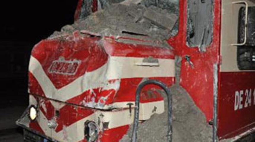 Tren, briket y&uuml;kl&uuml; TIR'a &ccedil;arptı