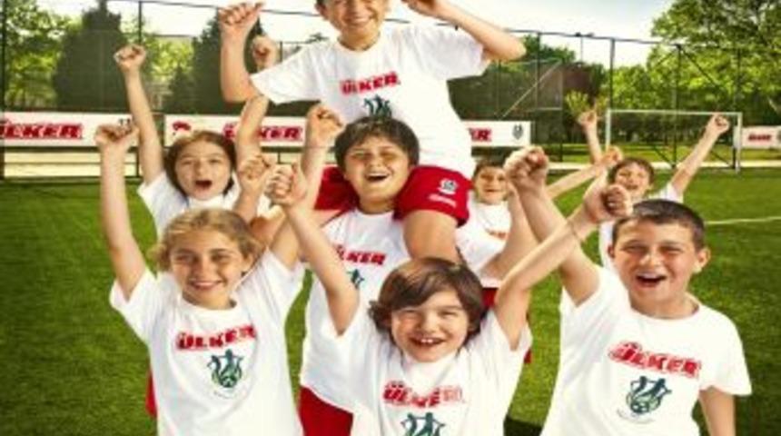 &Uuml;lker ve TFF ile 220 bin &ccedil;ocuk sahaya &ccedil;ıktı