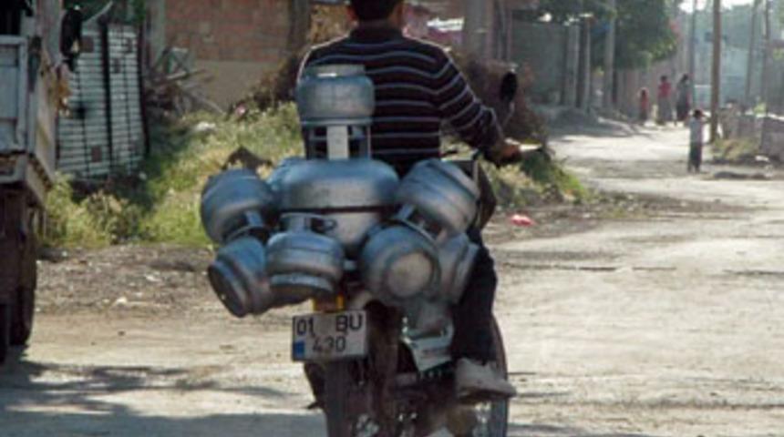 Motosikletteki t&uuml;pler hayrete d&uuml;ş&uuml;rd&uuml;