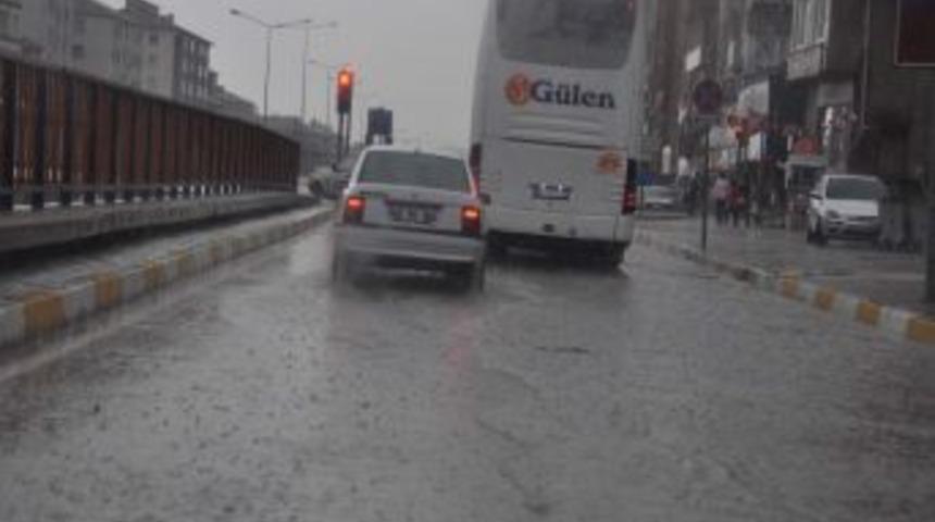 Yozgat&rsquo;ta sağanak yağış yolları g&ouml;le &ccedil;evirdi