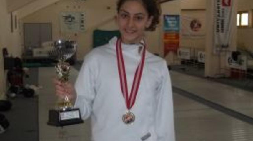 Toroslu &ouml;ğrenci eskrimde T&uuml;rkiye &uuml;&ccedil;&uuml;nc&uuml;s&uuml; oldu