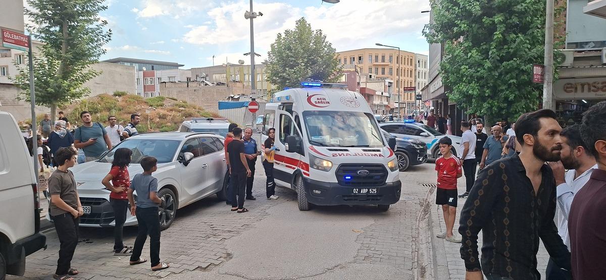 D&ouml;v&uuml;len kadını kurtarmak istedi canından oluyordu! Dehşet anları kamerada 6