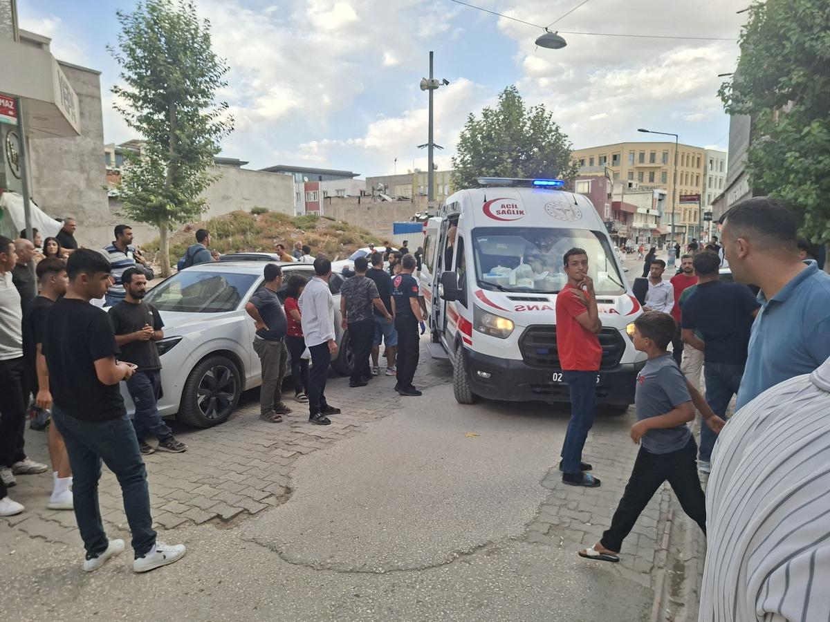 D&ouml;v&uuml;len kadını kurtarmak istedi canından oluyordu! Dehşet anları kamerada 5