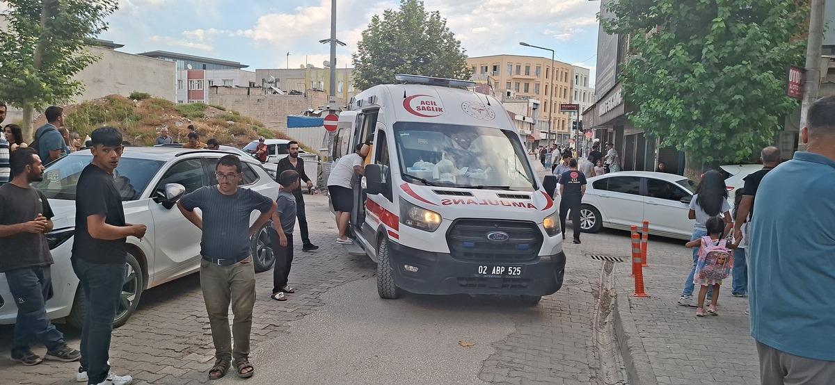 D&ouml;v&uuml;len kadını kurtarmak istedi canından oluyordu! Dehşet anları kamerada 3