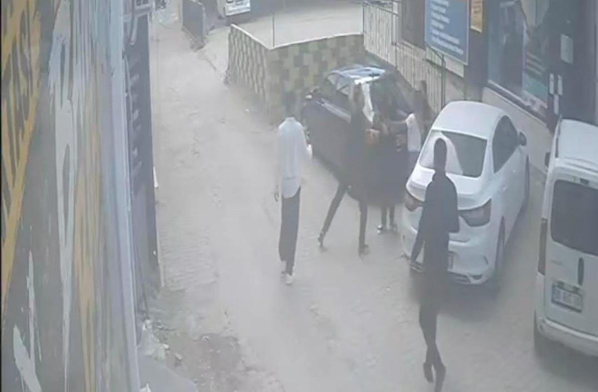 D&ouml;v&uuml;len kadını kurtarmak istedi canından oluyordu! Dehşet anları kamerada 4