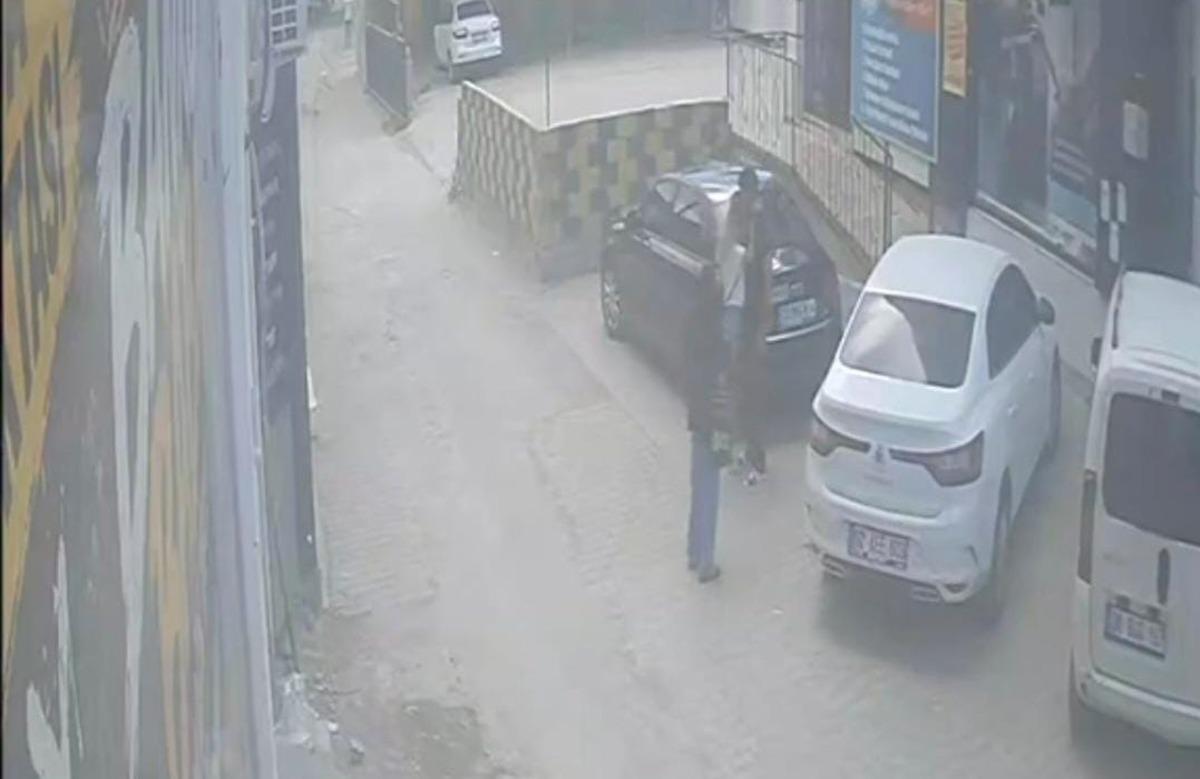 D&ouml;v&uuml;len kadını kurtarmak istedi canından oluyordu! Dehşet anları kamerada 1