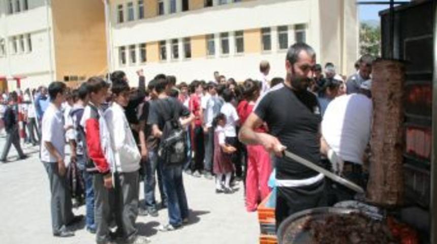 SODES projesi ile dershane eğitim alan &ouml;ğrenciler d&ouml;ner ayranla uğurlandı