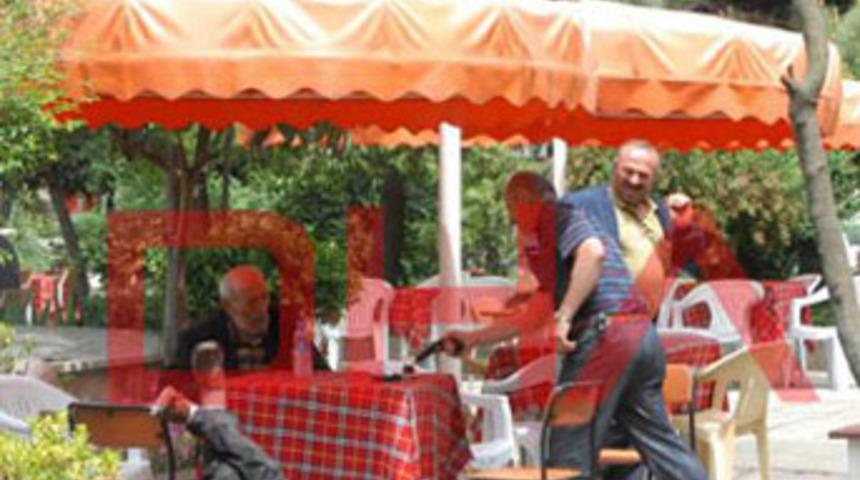 Parkta 2 kişiyi bacaklarından vurdu