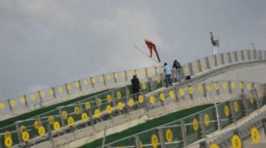 Erzurumlu kayak&ccedil;ılar yapay &ccedil;im &uuml;zerinde kayakla atlayış ger&ccedil;ekleştirdi