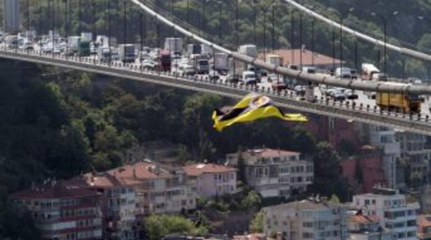 K&ouml;pr&uuml;lere dev Fenerbah&ccedil;e bayrakları