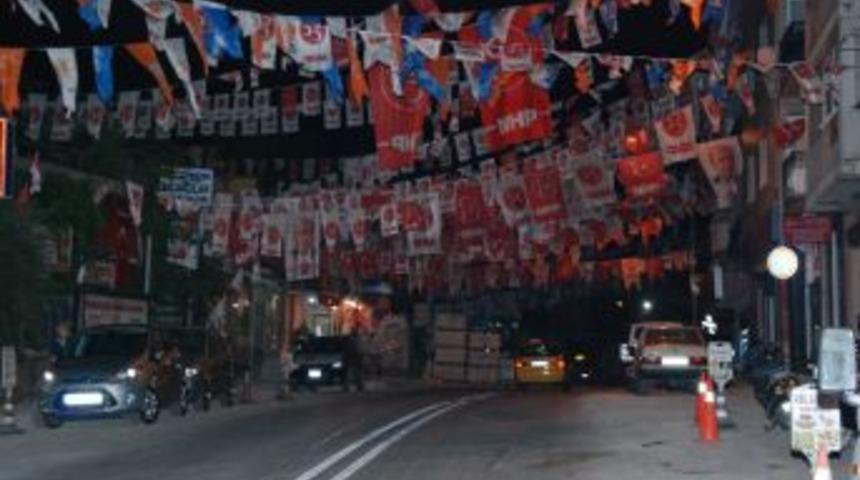 İzmir'de sokaklar se&ccedil;im afişlerinden ge&ccedil;ilmiyor