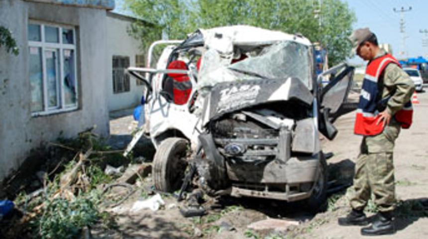 Kamyonet iş yerine &ccedil;arptı bir kişi &ouml;ld&uuml;