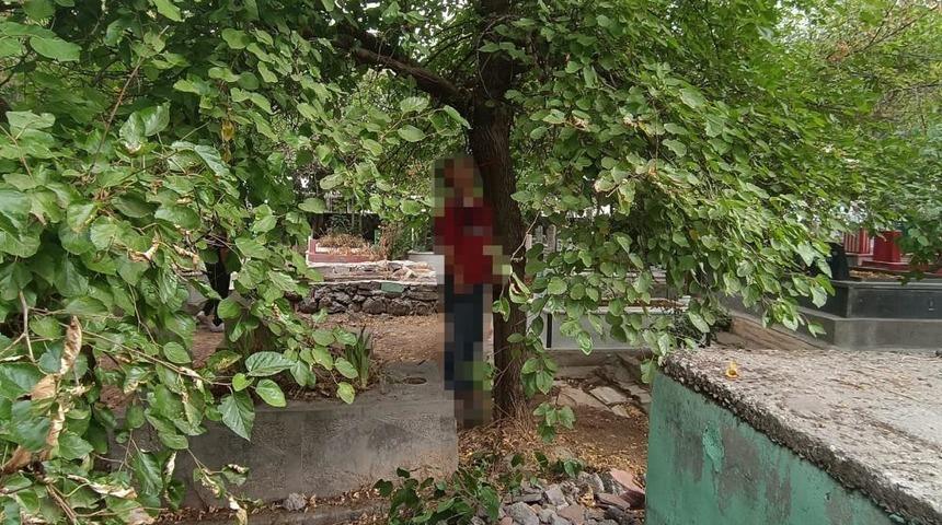 Diyarbakır'da bir kişi, mezarlıkta ağaca asılı halde &ouml;l&uuml; bulundu