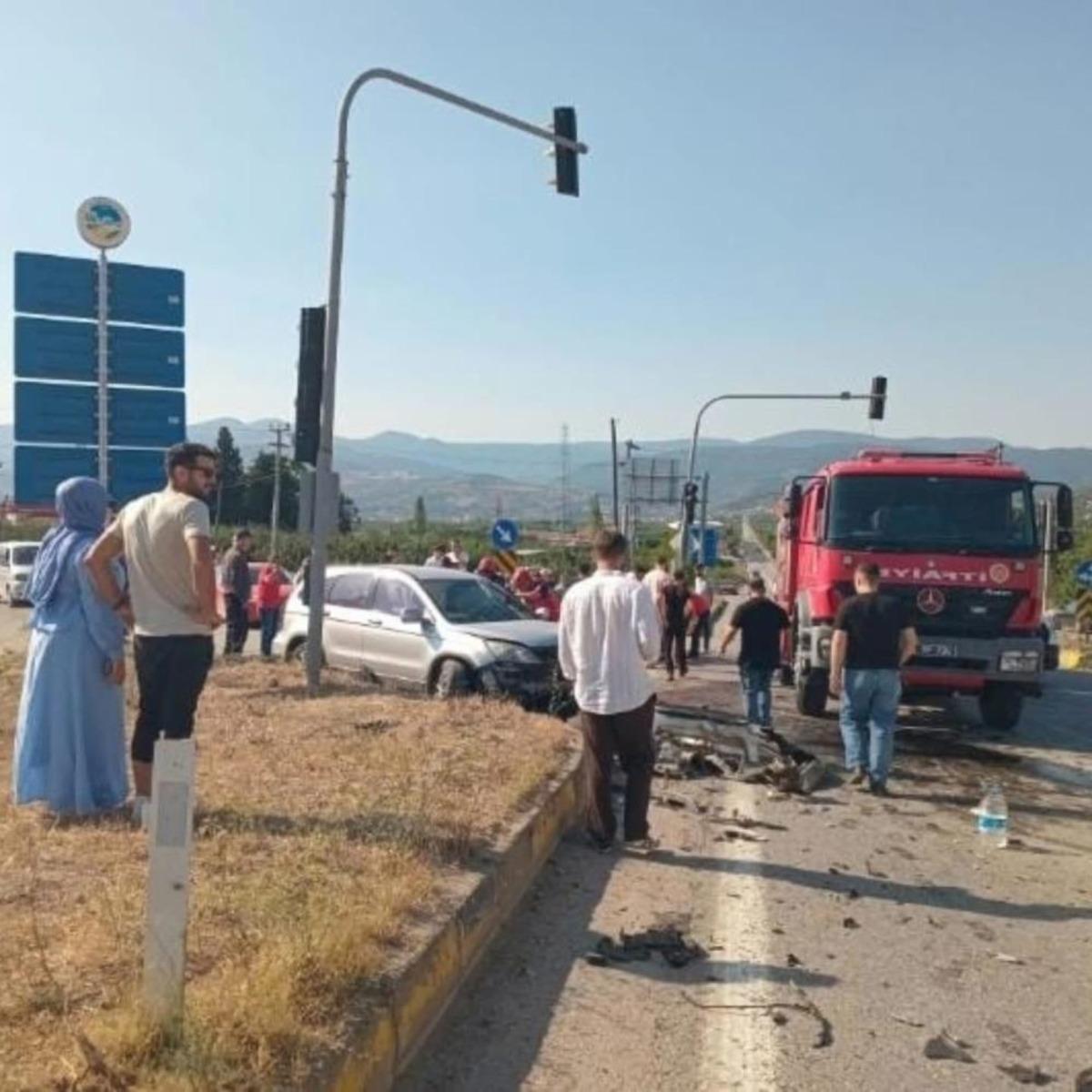 Hafif ticari araç ile SUV kafa kafaya çarpıştı: 6 yaralı 2