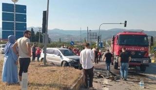 Hafif ticari ara&ccedil; ile SUV kafa kafaya &ccedil;arpıştı: 6 yaralı