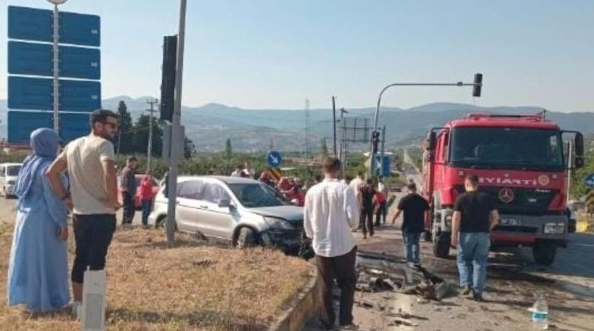 Hafif ticari ara&ccedil; ile SUV kafa kafaya &ccedil;arpıştı: 6 yaralı