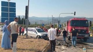 Hafif ticari araç ile SUV kafa kafaya çarpıştı: 6 yaralı