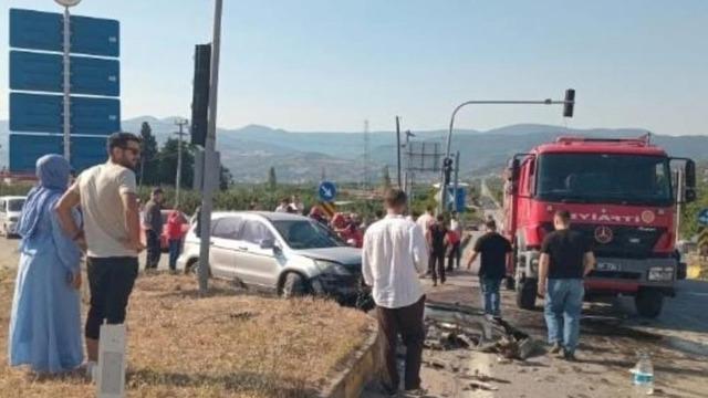 Hafif ticari araç ile SUV kafa kafaya çarpıştı: 6 yaralı