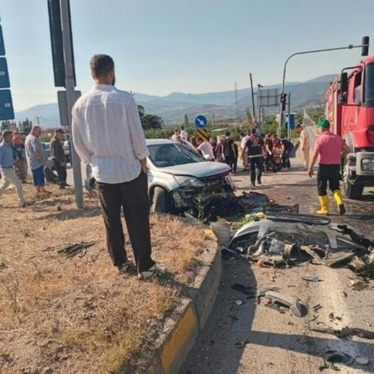 Hafif ticari araç ile SUV kafa kafaya çarpıştı: 6 yaralı 1