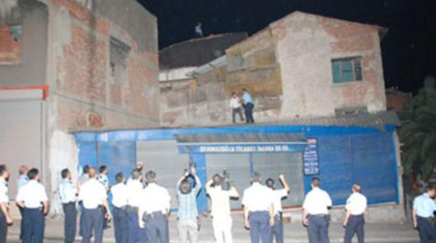 Hırsızlar &ccedil;atıda yakalandı