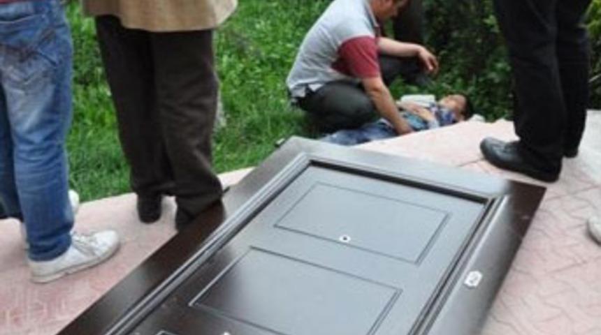 &Ccedil;elik kapı &uuml;zerine d&uuml;şt&uuml;