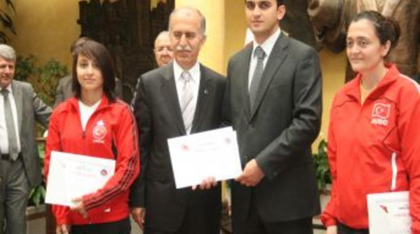 Bursa Valisi Şahabettin Harput, şampiyonları &ouml;d&uuml;llendirdi