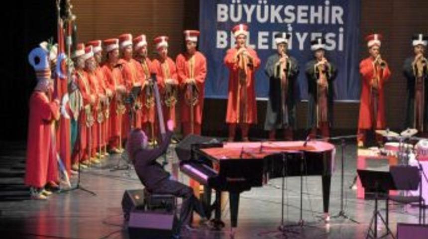 Tuluyhan Uğurlu, mehter takımıyla birlikte sahne aldı