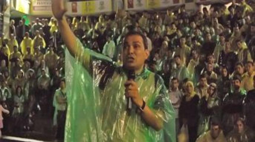 Yağmur altında seminer dinlediler