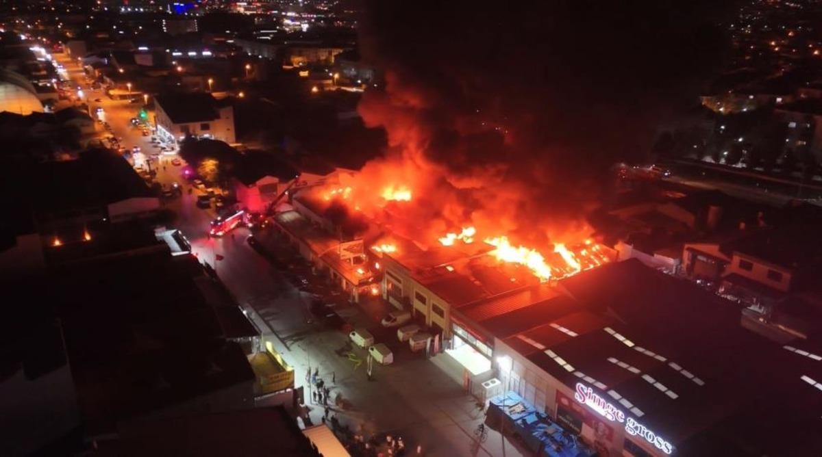 Eskişehir de sanayi sitesindeki d&uuml;kkanda korkutan yangın 1
