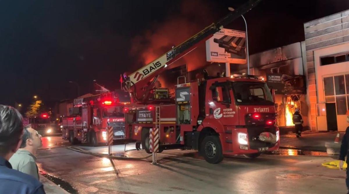 Eskişehir de sanayi sitesindeki d&uuml;kkanda korkutan yangın 3