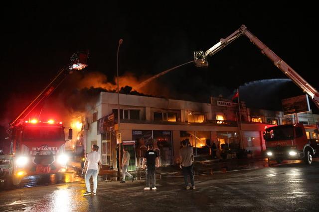 Eskişehir de yapı malzemeleri firmasında &ccedil;ıkan yangın s&ouml;nd&uuml;r&uuml;ld&uuml; 15