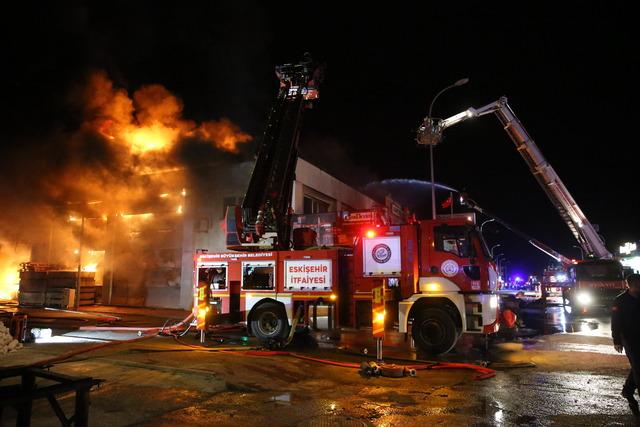 Eskişehir de yapı malzemeleri firmasında &ccedil;ıkan yangın s&ouml;nd&uuml;r&uuml;ld&uuml; 14