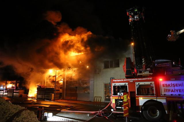 Eskişehir de yapı malzemeleri firmasında &ccedil;ıkan yangın s&ouml;nd&uuml;r&uuml;ld&uuml; 13