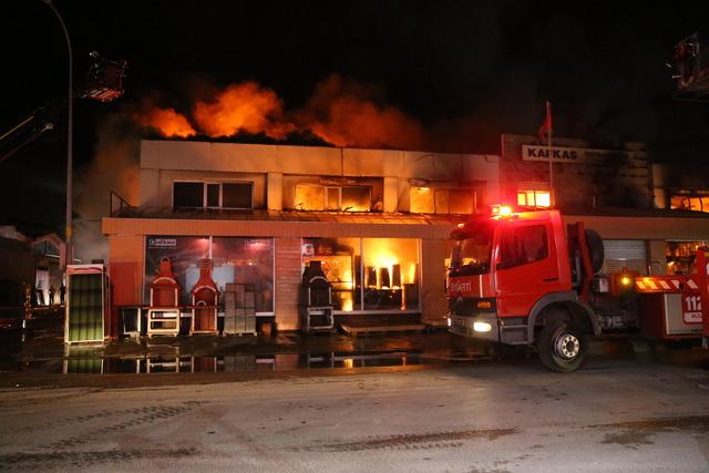 Eskişehir de yapı malzemeleri firmasında &ccedil;ıkan yangın s&ouml;nd&uuml;r&uuml;ld&uuml; 10