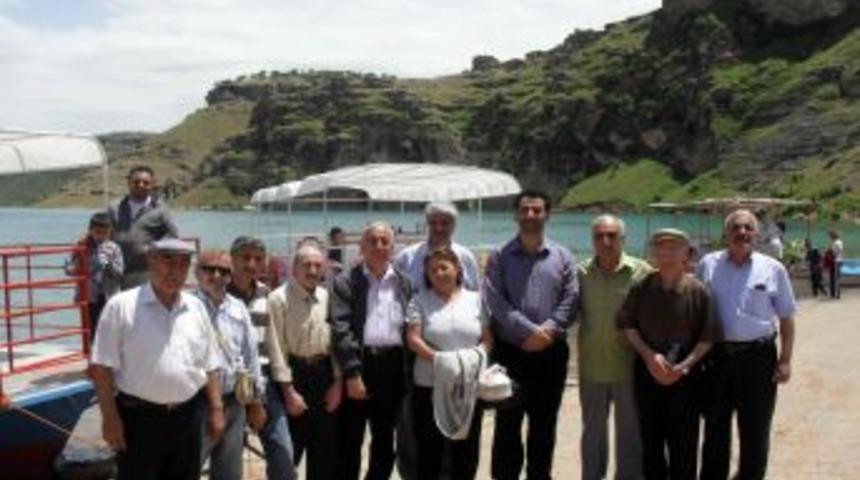 Emekli &ouml;ğretmenler Eğil&rsquo;i gezdi