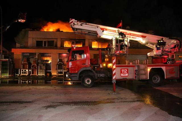 Eskişehir de yapı malzemeleri firmasında &ccedil;ıkan yangın s&ouml;nd&uuml;r&uuml;ld&uuml; 9