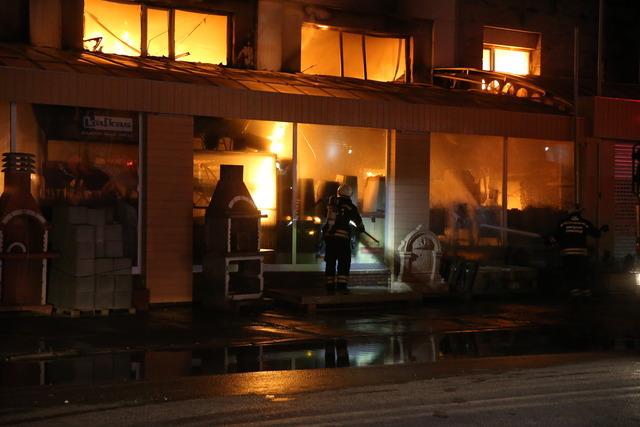 Eskişehir de yapı malzemeleri firmasında &ccedil;ıkan yangın s&ouml;nd&uuml;r&uuml;ld&uuml; 6